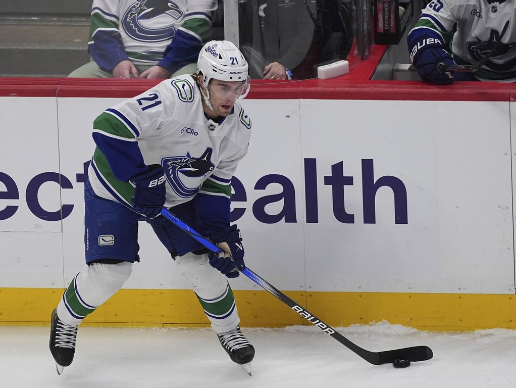 Canucks’ Hoglander Scores Before Exiting in 3-1 Pre-season Win Over...
