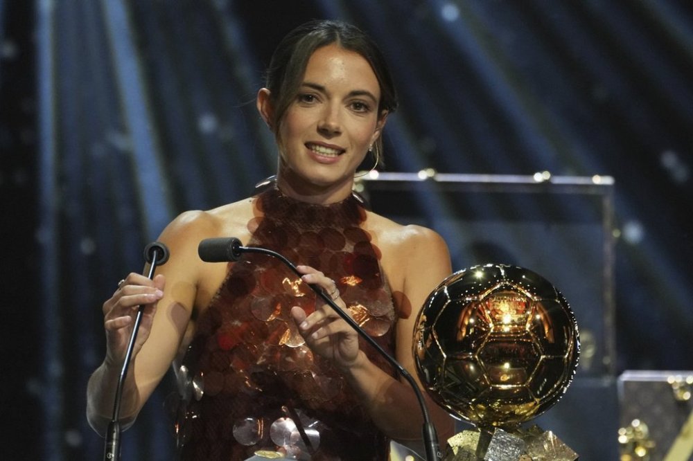 Barcelona's Aitana Bonmatí receives the 2025 Women's Ballon d'Or during the 69th Ballon d'Or awards ceremony at the Theatre du Chatelet in Paris, Monday, Sept. 22, 2025. (AP Photo/Thibault Camus)