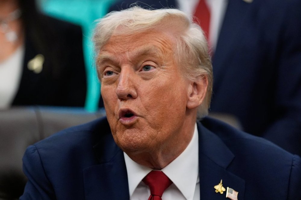 U.S. President Donald Trump speaks in the Oval Office of the White House in Washington, on Tuesday, Sept. 30, 2025. A phoney Trump Truth Social post saying the Blue Jays are trying to 'steal' the World Series has been circulating on social media this week. THE CANADIAN PRESS/AP-Alex Brandon