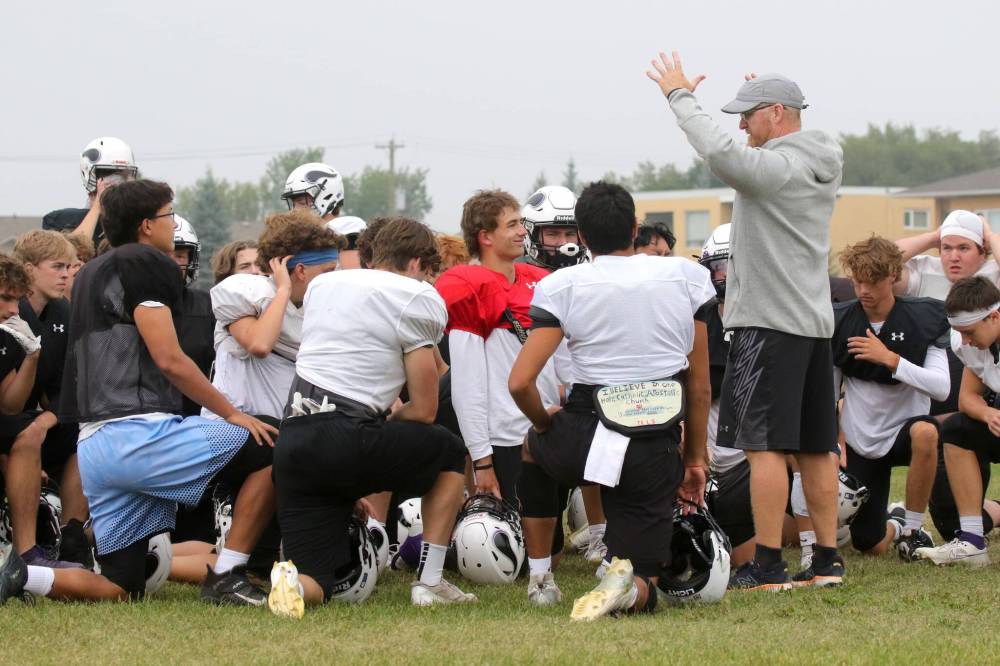 Head coach Mike Steeves (standing) addresses the Vincent Massey Vikings football team ahead of Tuesday’s practice. (Thomas Friesen/The Brandon Sun)