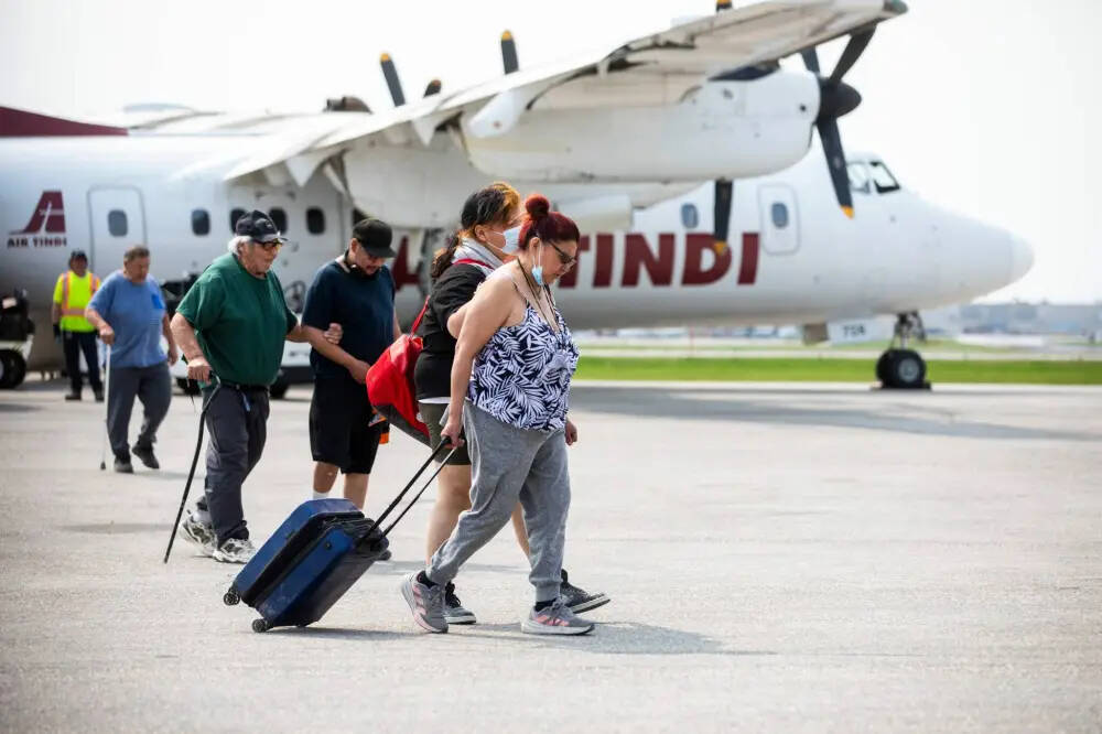Evacuees from Mathias Colomb Cree Nation get off of a plane in Winnipeg in May. (Mikaela MacKenzie/Winnipeg Free Press files)