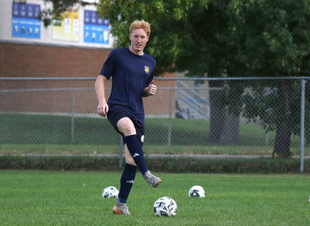 Victor Lamb dribbles a ball during Brandon University Bobcats men’s soccer practice at the Healthy Living Centre field on Wednesday. (Thomas Friesen/The Brandon Sun)
