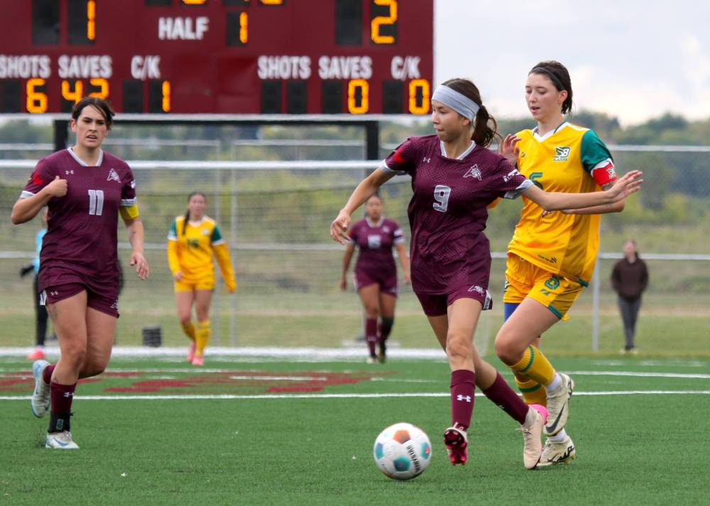 Assiniboine College midfielder Audrina Dreaver dribbles the ball against the Canadian Mennonite University Blazers during their MCAC women's soccer season opener at Cougars Field on Saturday. (Thomas Friesen/The Brandon Sun)