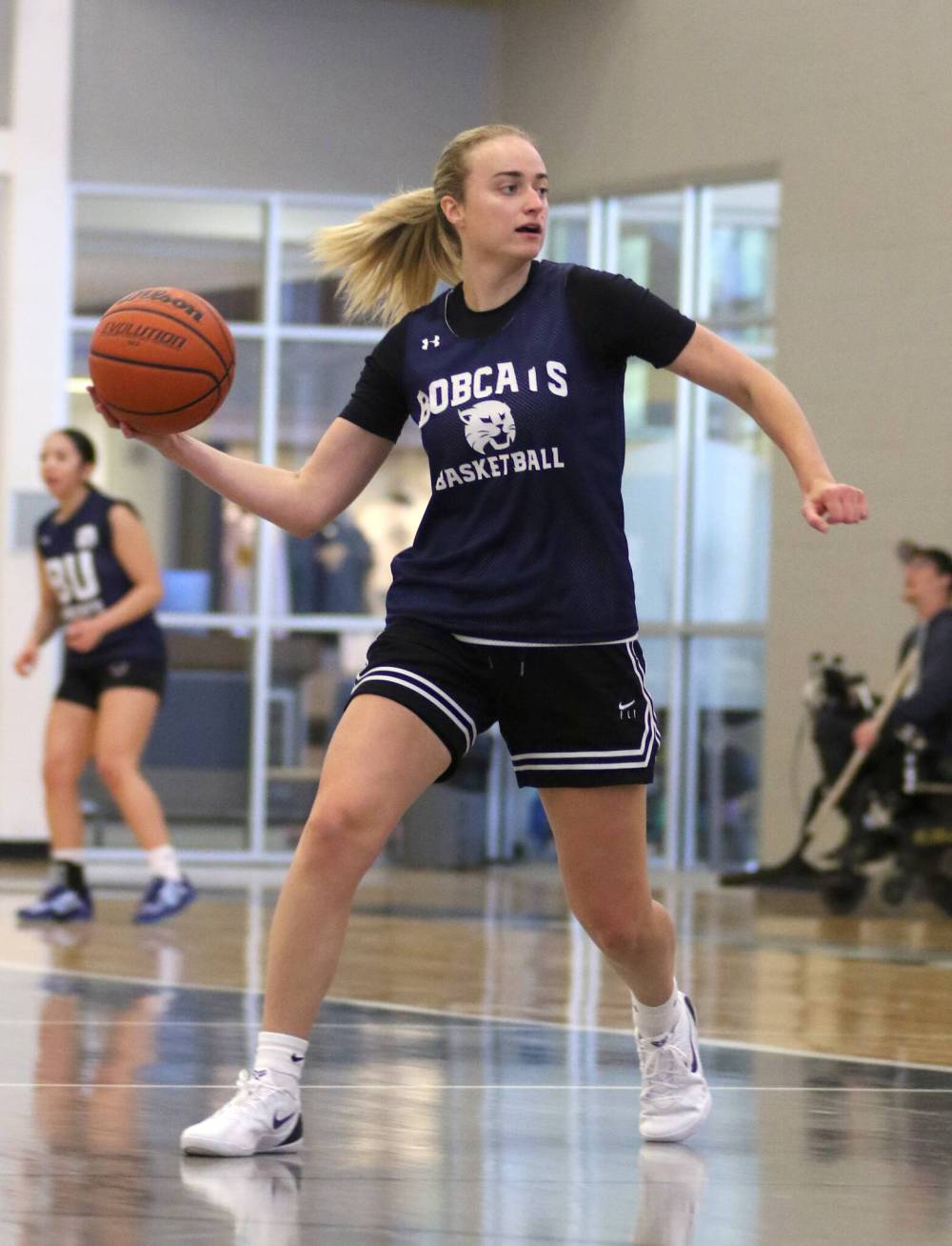 Former Dauphin native Cali Yates fires a pass during Brandon University Bobcats women’s basketball practice at the Healthy Living Centre on Tuesday. (Thomas Friesen/The Brandon Sun)