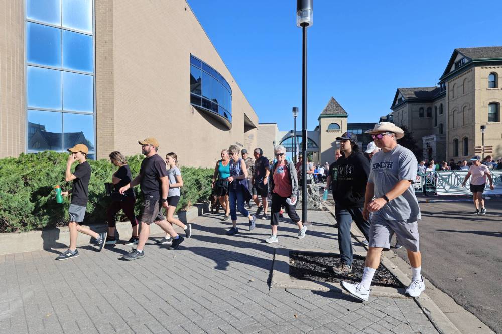 Participants in last year’s Terry Fox Run set off from Brandon University. This year’s Terry Fox Run takes place at BU on Sunday morning. (Colin Slark/The Brandon Sun files)
