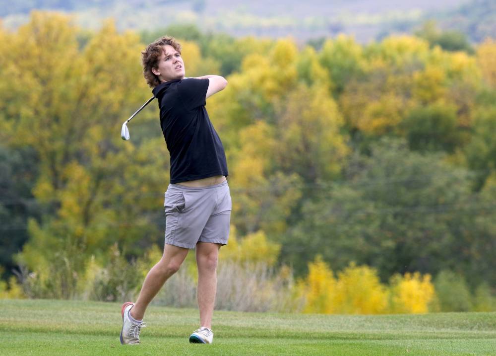 Kale Jones carded an even-par 71 to finish alone in second place as his Vincent Massey Vikings claimed the Zone 15 golf title and will head to the MHSAA provincial championships at Oak Island Resort on Sept. 19. (Thomas Friesen/The Brandon Sun)