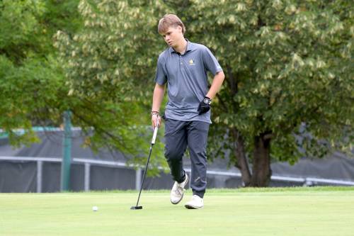 Vincent Massey’s Hunter Oakden shot a 1-under 70 to win the Zone 15 boys golf championship at Wheat City Golf Course on Thursday. (Thomas Friesen/The Brandon Sun)