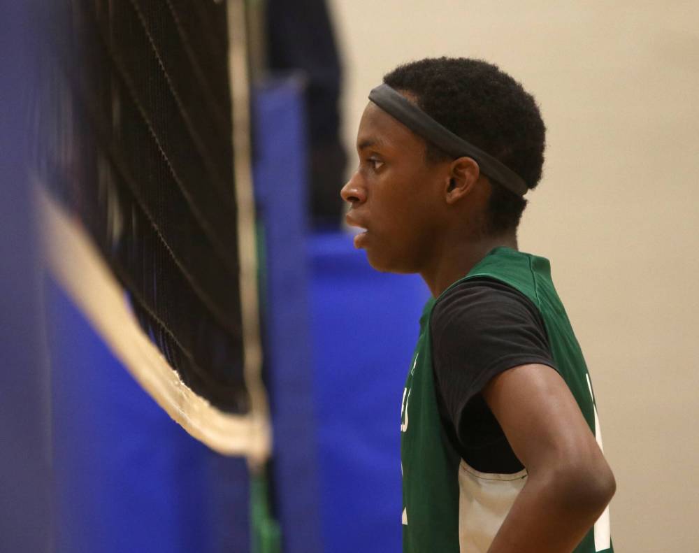 Elton Sabres middle blocker Adair Birkhan has quickly become one of setter Colby Marshall’s go-to attackers this varsity boys’ volleyball season. (Thomas Friesen/The Brandon Sun)