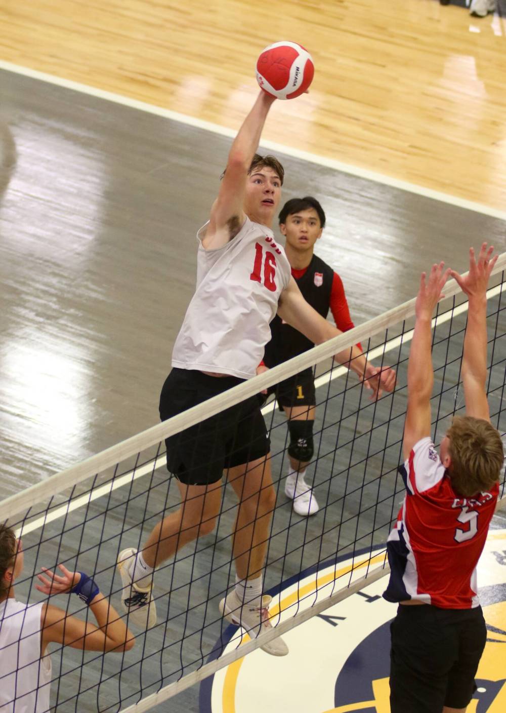 Garden Valley Zodiacs middle blocker Alfredo Enns was named MVP of the Brandon University varsity boys' volleyball tournament on Saturday. (Thomas Friesen/The Brandon Sun)