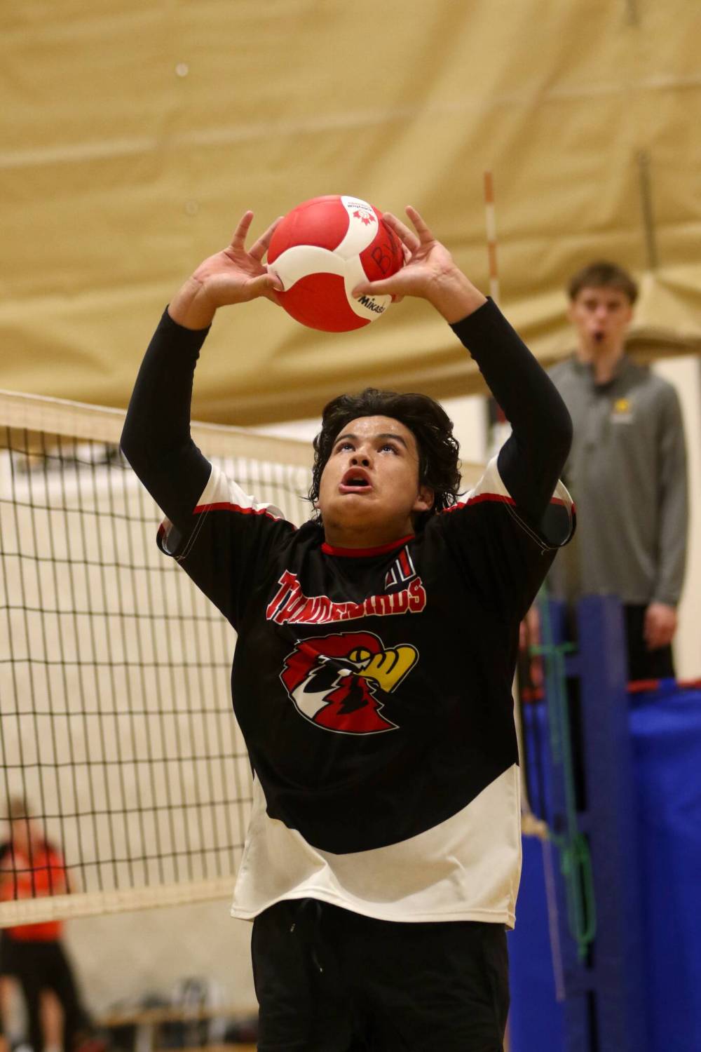 Carson Spence sets for the Ebb and Flow Thunderbirds at the BU varsity boys’ volleyball tournament on Friday. (Thomas Friesen/The Brandon Sun)