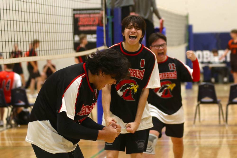 Carson Spence, from left, Leyton Racette anad Conner Hunter react to a big point against the Carberry Cougars on Friday. (Thomas Friesen/The Brandon Sun)