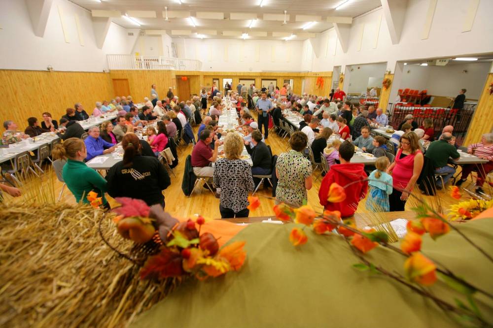 People pack Carberry Community Centre for a Sunday-evening fall supper in this file photo. (The Brandon Sun files)