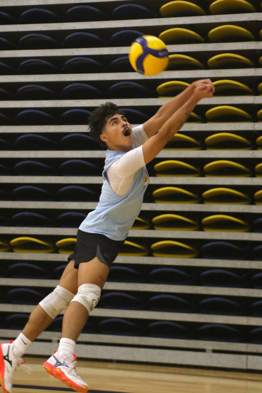 Brandon University rookie libero Kingston Thomas chases a ball down during a warmup drill on Tuesday. (Thomas Friesen/The Brandon Sun)