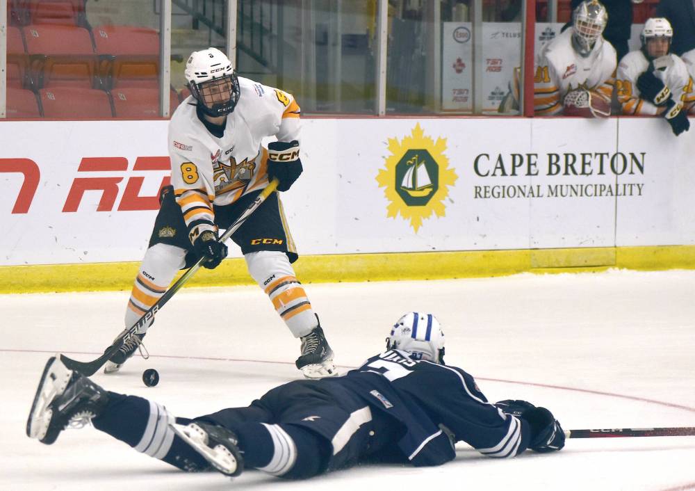 Jaxson Brick (8) looks for a pass option against the Markham Waxers during Telus Cup action in Membertou, N.S., on Apr. 26, 2024. (Jeremy Fraser/Cape Breton Post)