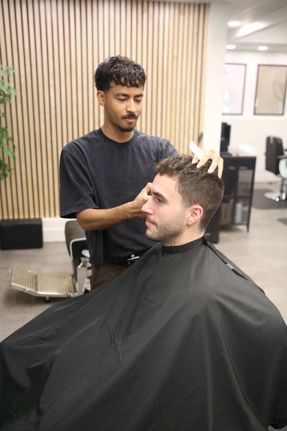 Brandon-based Mario Andino cuts Taher Banuga’s hair in Elevate Barbershop earlier this week. Andino, the Elevate Barbershop stylist, finished first in the Wahl of Fame’s 2025 Canadian Barber of the Year contest. (Abiola Odutola/The Brandon Sun)