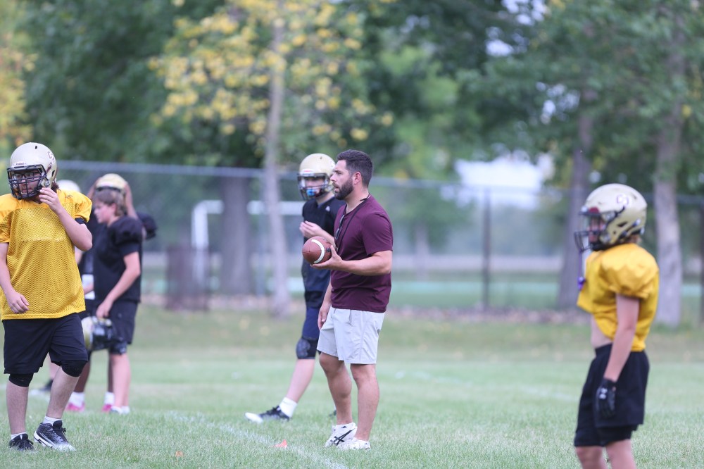 Crocus Plains Plainsmen JV coach Mason Kaluzniak talks to players during drills at Monday’s practice. The Grade 9–10 squad hosts the Miles Mac Buckeyes on Wednesday. (Abiola Odutola/The Brandon Sun)