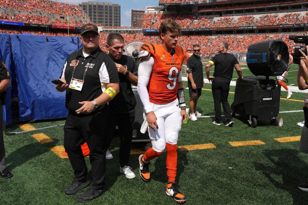 Cincinnati Bengals quarterback Joe Burrow, center, is exits the medical tent for the locker room after suffering an injury during the second quarter of an NFL football game against the Jacksonville Jaguars, Sunday, Sept. 14, 2025, in Cincinnati. (AP Photo/Kareem Elgazzar)