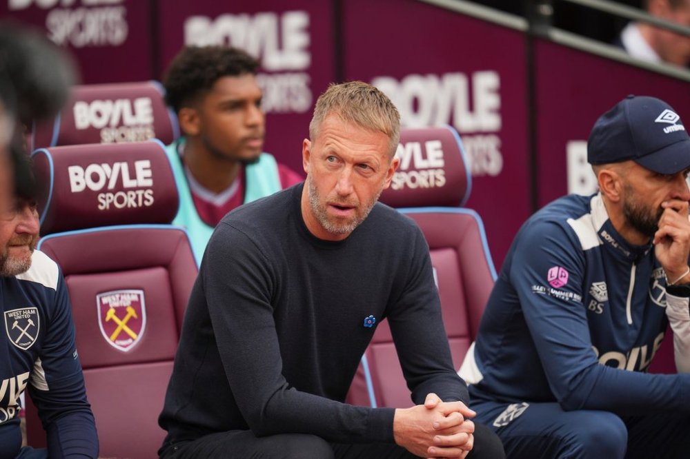 FILE - West Ham's head coach Graham Potter sits on the bench prior to the English Premier League soccer match between West Ham United and Crystal Palace at the London Stadium in London, Saturday, Sept. 20, 2025. (AP Photo/Kin Cheung, file)
