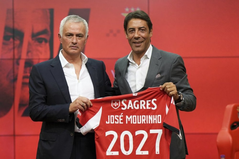José Mourinho, left, poses with Rui Costa, president of SL Benfica, during a press conference in Lisbon, Thursday, Sept. 18, 2025, announcing Mourinho's return to coaching in Portugal with Benfica on a two-year contract. (AP Photo/Ana Brigida)