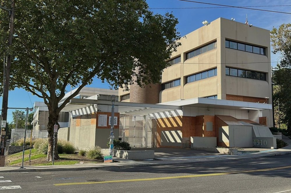 A U.S. Immigration and Customs Enforcement facility is shown on Saturday, Sept. 27, 2025 in Portland, Ore. (AP Photo/Gillian Flaccus)