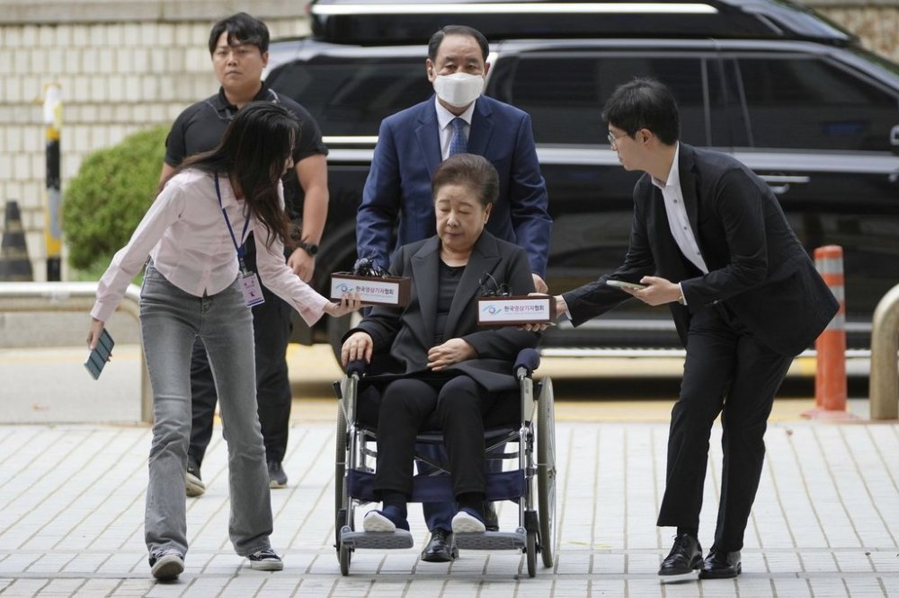 Hak Ja Han, bottom center, the leader of South Korea's Unification Church, arrives at Seoul Central District Court in Seoul, South Korea Monday, Sept. 22, 2025. (AP Photo/Lee Jin-man)
