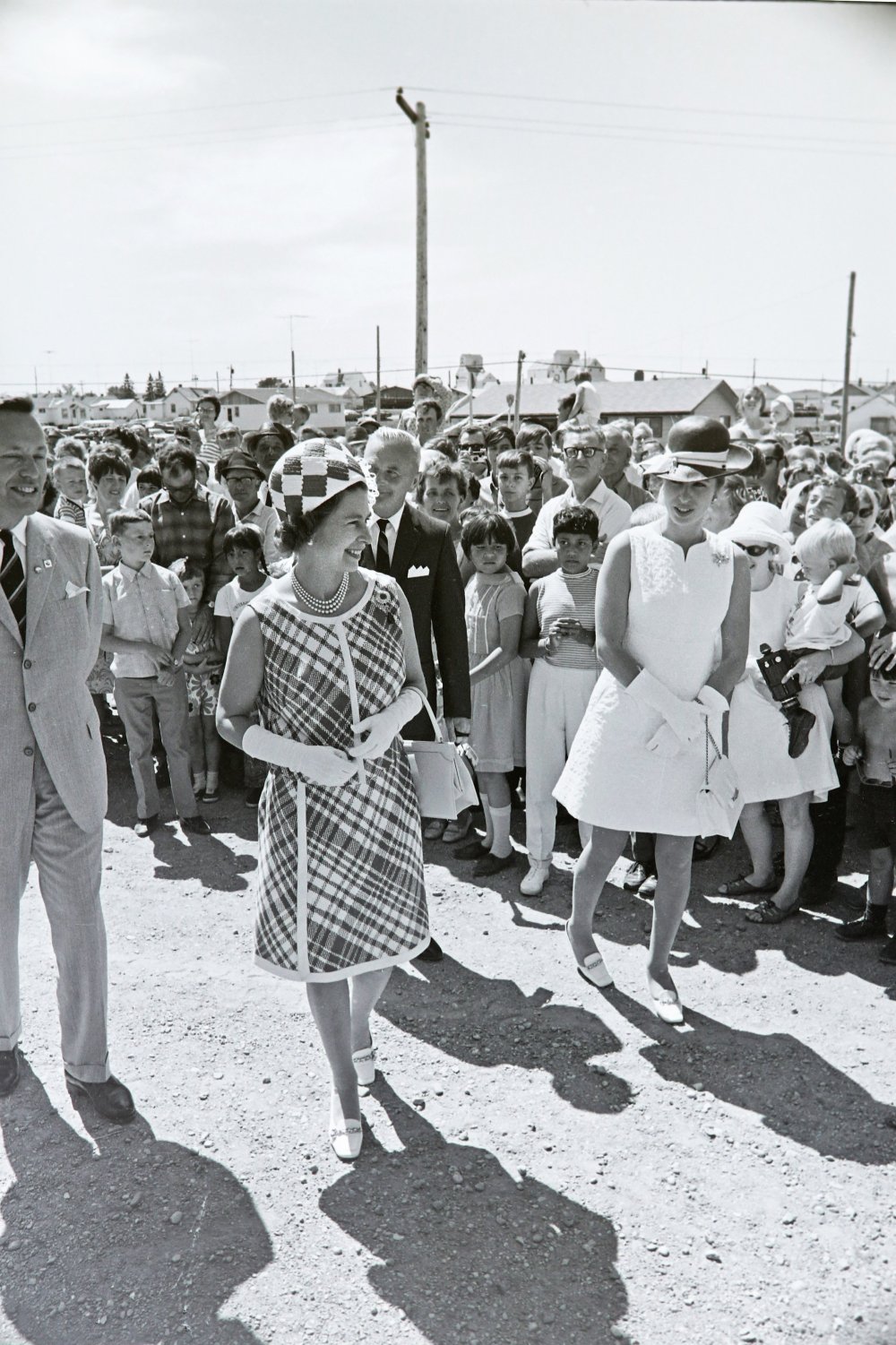 Brandon Sun Queen Elizabeth II smiles at the crowd gathered to see her in Erickson during a royal visit to western Manitoba in 1970. (Dirk Aberson/The Brandon Sun Files)