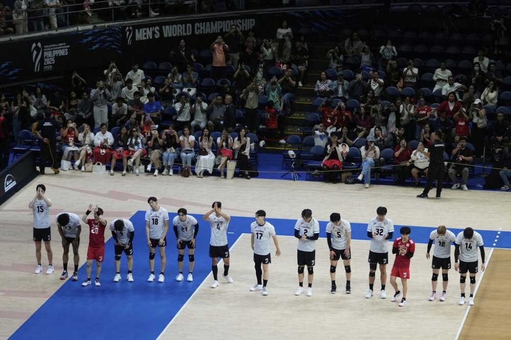 Japan players bow after losing against Canada during their pool phase match at the 2025 FIVB Volleyball Men's World Championship in Quezon city, Philippines on Monday, Sept. 15, 2025. (AP Photo/Aaron Favila)