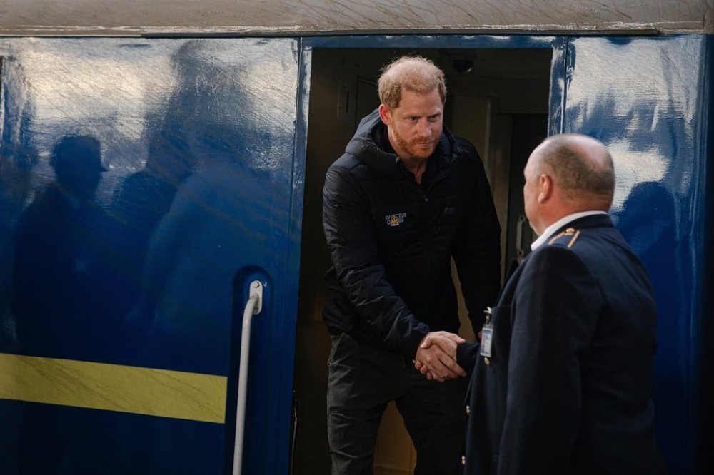 In this photo provided by the Railway of Ukraine Ukrzaliznytsia on Friday, Sept. 12, 2025, Britain's Prince Harry arrives on central railway station in Kyiv region, Ukraine. (Railway of Ukraine Ukrzaliznytsia via AP)