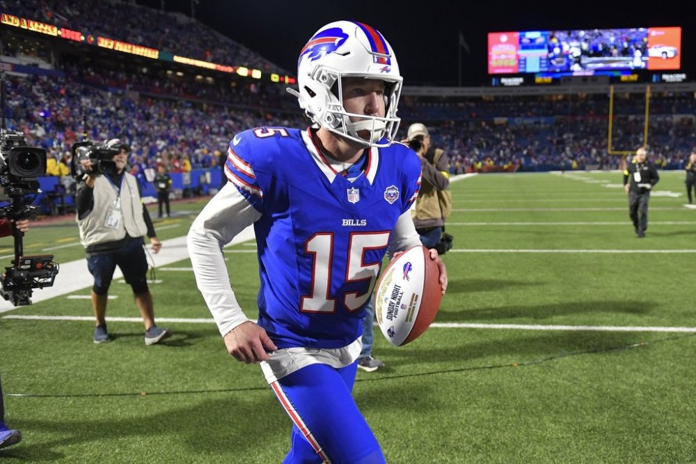 Buffalo Bills kicker Matt Prater (15) runs off the field after an NFL football game against the Baltimore Ravens in Orchard Park, N.Y., Sunday, Sept. 7, 2025. (AP Photo/Adrian Kraus)
