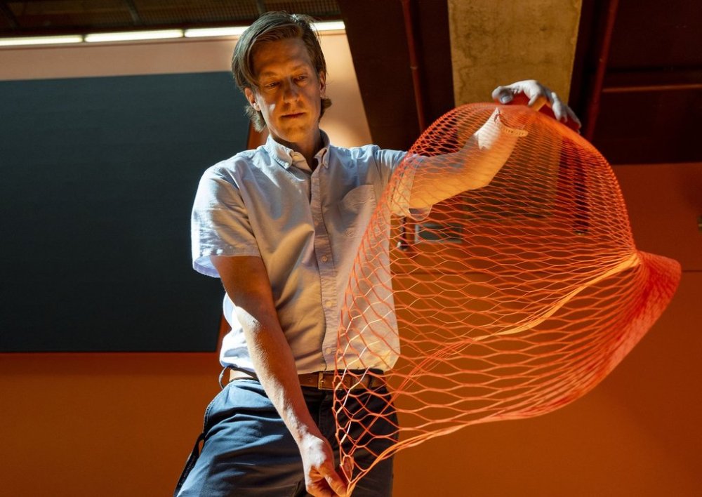 Frédérick Gosselin, professor at Polytechnique Montréal’s demonstrates the elasticity of a parachute in Montreal on Tuesday, Sept. 30, 2025. A project led by professors David Mélançon and Frédérick Gosselin in Polytechnique Montréal’s Mechanical Engineering Department has developed a parachute made from a plastic sheet cut in a “closed-loop” kirigami pattern. THE CANADIAN PRESS/Christinne Muschi