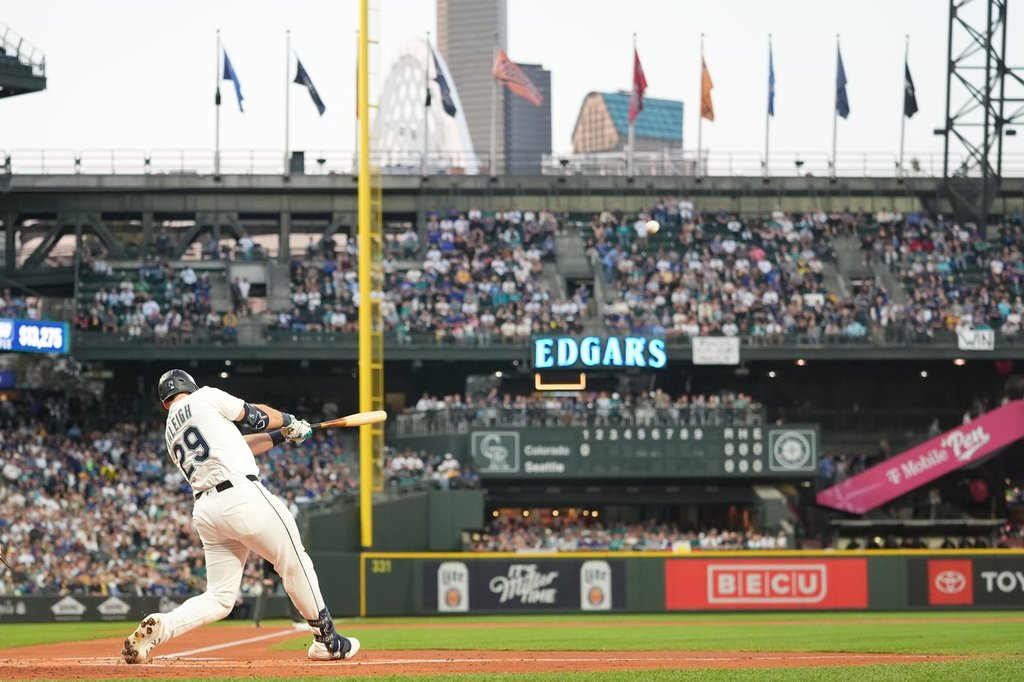 Mariners Slugger Cal Raleigh Hits MLB-leading 60th Home Run Against...