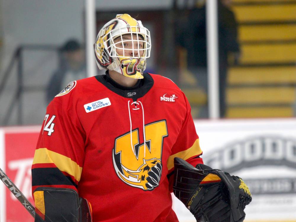 Waywayseecappo starting netminder Jase Wareham eyes down the puck during MJHL action against the Neepawa Titans at Yellowhead Community Recreation Centre last Wednesday. (Massimo De Luca-Taronno/The Brandon Sun)