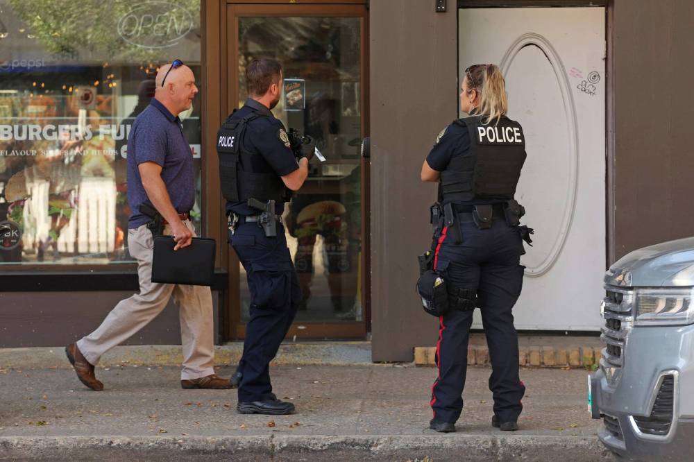 Brandon Police Service members respond to an incident on Rosser Avenue in July. The new BPS crisis response unit, expected to be fully operational on Oct. 20, will pair up police officers with mental health professionals and respond specifically to mental health calls. (Tim Smith/The Brandon Sun files)