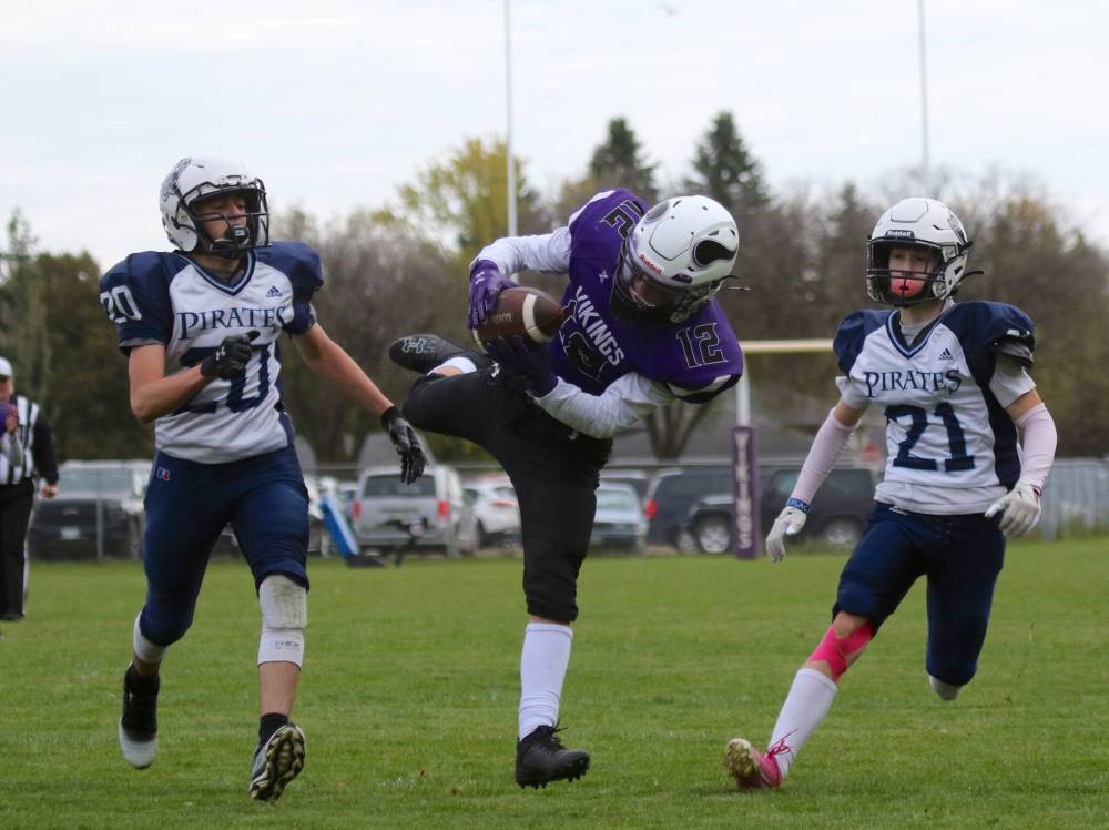 Asher Glover hauls in a touchdown pass during the third quarter. (Thomas Friesen/The Brandon Sun)