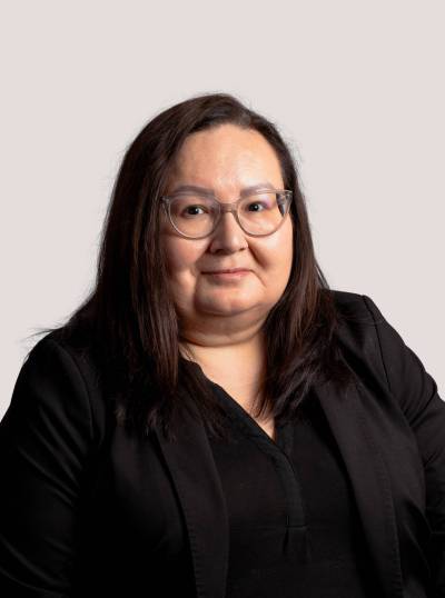 LEFT: Stacey Soldier, president of the Manitoba Bar Association, said politicians commenting on cases that are still before the courts could ultimately affect the fairness of a trial. (File) RIGHT: Premier Wab Kinew told the legislature Tuesday that judges need to keep public perception in mind. (The Canadian Press files)