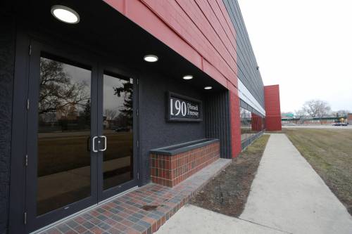 The building at 190 Disraeli Fwy. in Winnipeg is currently home to N’Dinawemak, an Indigenous-led homeless shelter. (Ruth Bonneville/Winnipeg Free Press files)