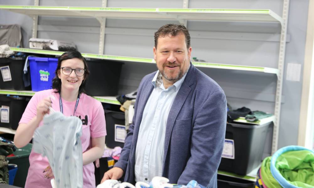 Simard joins Career Connections Inc. client Lillie Read to tag clothes at Once Upon a Child in Brandon on Tuesday morning. (Abiola Odutola/The Brandon Sun)