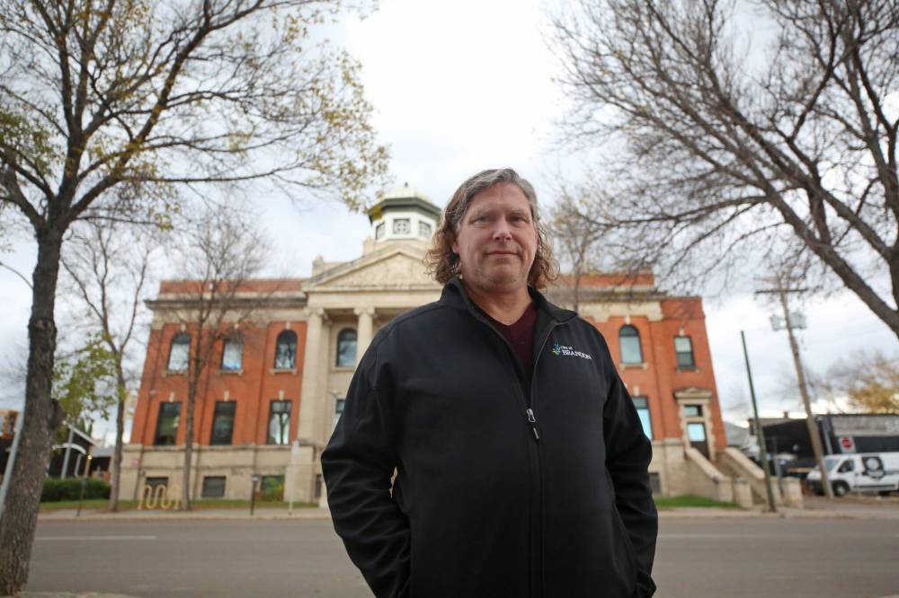 Brandon Mayor Jeff Fawcett stands across the street from the Brandon Courthouse on Princess Avenue on Wednesday afternoon. Fawcett, along with fellow mayors in Portage la Prairie and Winnipeg, have been advocating for stronger bail-reform measures from Ottawa. (Matt Goerzen/The Brandon Sun)