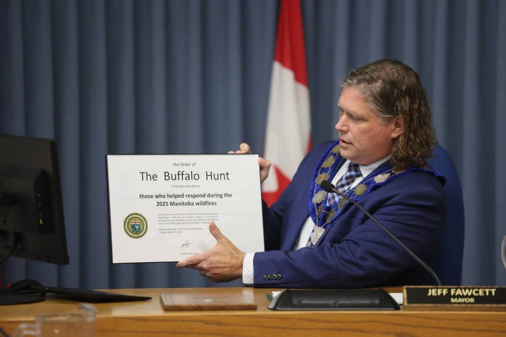 Brandon Mayor Jeff Fawcett shows a certificate for the Order of the Buffalo Hunt at Monday’s city council meeting. (Alex Lambert/The Brandon Sun)