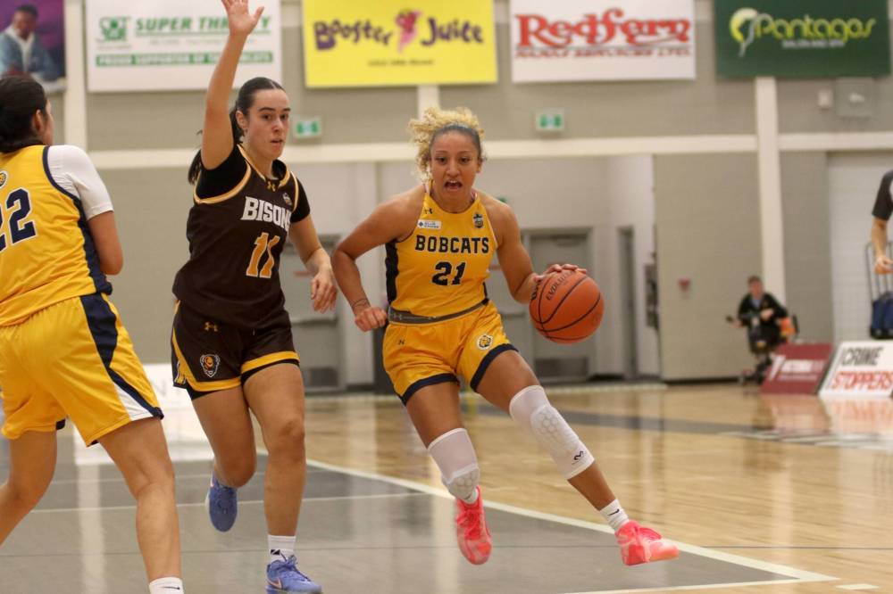 Brandon University’s Amaya McLeod drives against the Manitoba Bisons during their Canada West women’s basketball season opener at the Healthy Living Centre on Friday. (Thomas Friesen/The Brandon Sun)