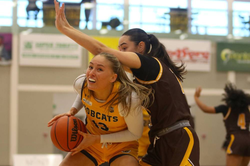 Brandon University’s Ella Averill drives against the Manitoba Bisons during their Canada West women’s basketball season opener at the Healthy Living Centre on Friday. (Thomas Friesen/The Brandon Sun)