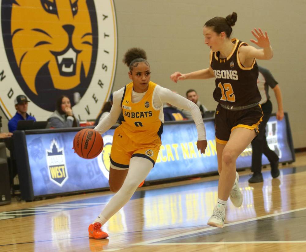 Brandon University’s Macaya Copeland drives against the Manitoba Bisons during their Canada West women’s basketball season opener at the Healthy Living Centre on Friday. (Thomas Friesen/The Brandon Sun)