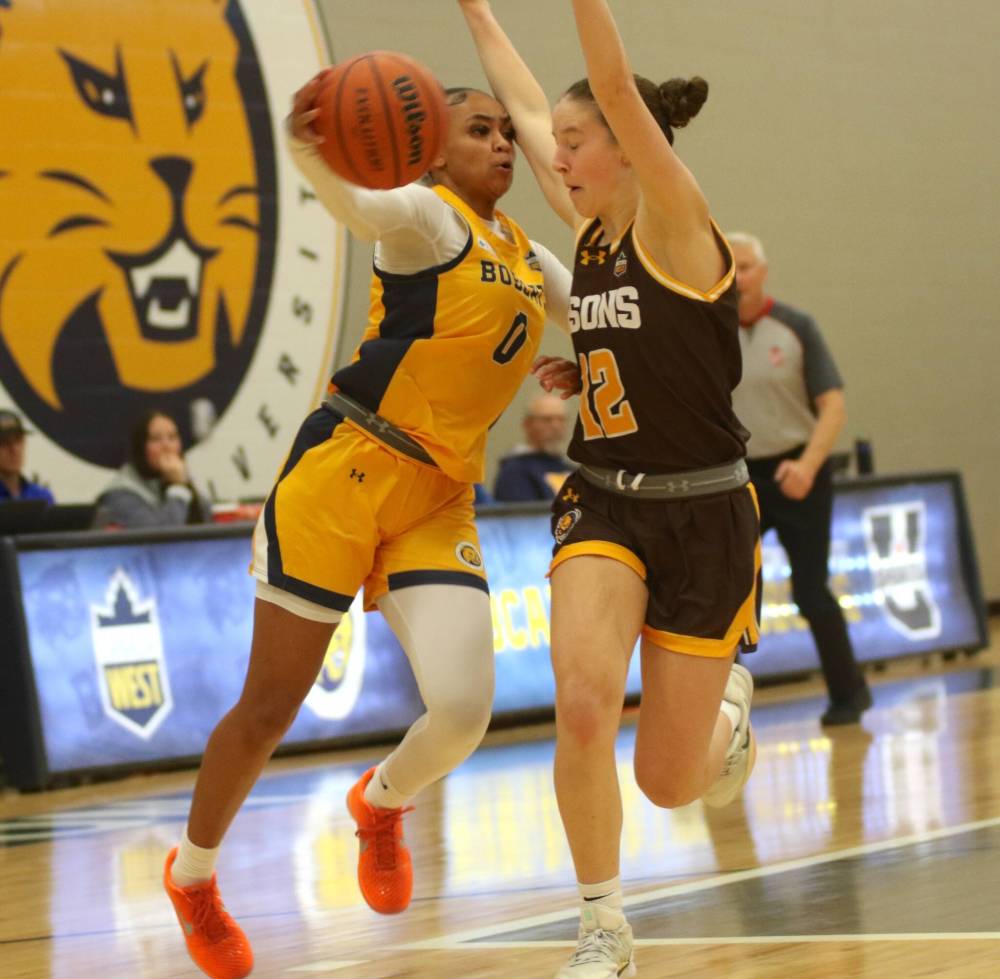 Brandon University’s Macaya Copeland passes the ball against the Manitoba Bisons during their Canada West women’s basketball season opener at the Healthy Living Centre on Friday. (Thomas Friesen/The Brandon Sun)
