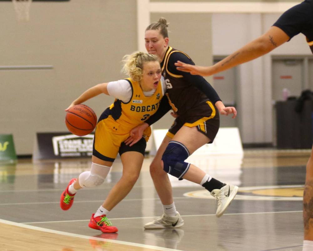 Brandon University’s Piper Ingalls drives against the Manitoba Bisons during their Canada West women’s basketball season opener at the Healthy Living Centre on Friday. (Thomas Friesen/The Brandon Sun)