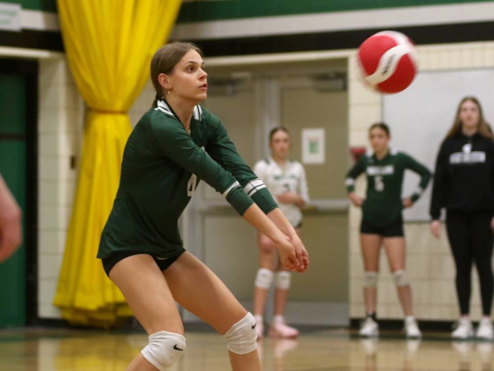 Ashley Henwood of the Neelin Spartans passes a ball during the city semifinal on Tuesday. (Thomas Friesen/The Brandon Sun)