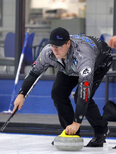 Steve Irwin gets ready to throw his rock during Taylor Jackson Financial Westman Superleague of Curling action against Team Calvert at the Brandon Curling Club on Wednesday. (Massimo De Luca-Taronno/The Brandon Sun)