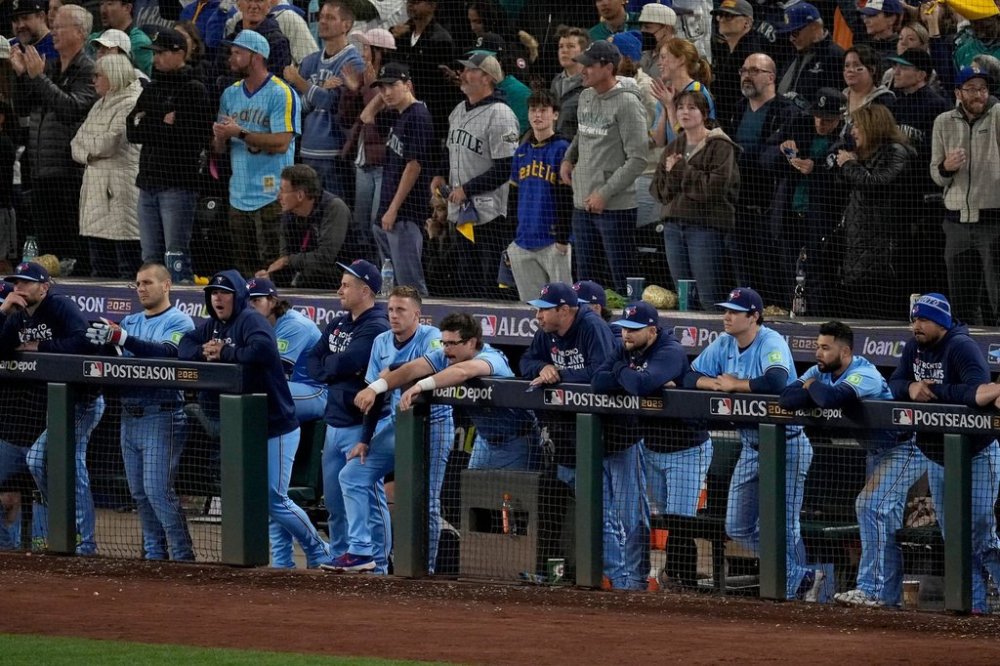 Toronto Blue Jays players watch from the dugout during the ninth inning in Game 5 of baseball's American League Championship Series against the Seattle Mariners, Friday, Oct. 17, 2025, in Seattle. (AP Photo/David J. Phillip)