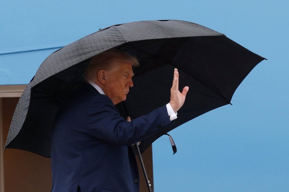 President Donald Trump waves from the stairs of Air Force One as he boards upon his arrival at Joint Base Andrews, Md., Sunday, Oct. 12, 2025, as he travels to the Middle East. (AP Photo/Luis M. Alvarez)