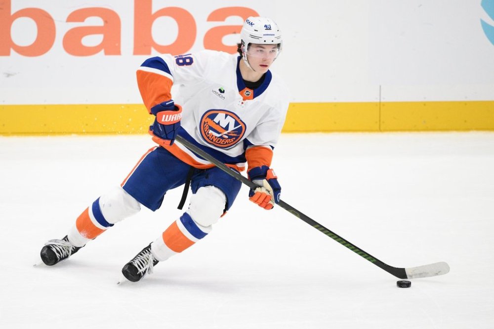 New York Islanders defenceman Matthew Schaefer skates with the puck during the third period of an NHL hockey game against the Washington Capitals, Friday, Oct. 31, 2025, in Washington. (AP Photo/Nick Wass)