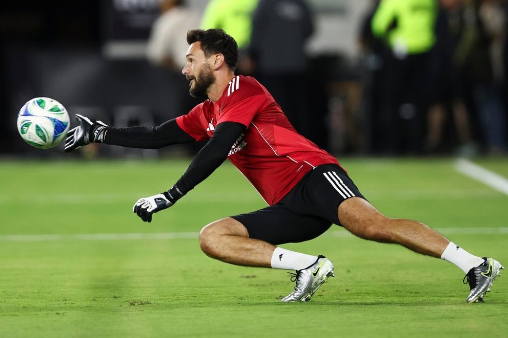 Los Angeles FC goalkeeper Hugo Lloris warms up before an MLS soccer match against Toronto FC, Wednesday, Oct. 8, 2025, in Los Angeles, Calif. (AP Photo/Jessie Alcheh)
